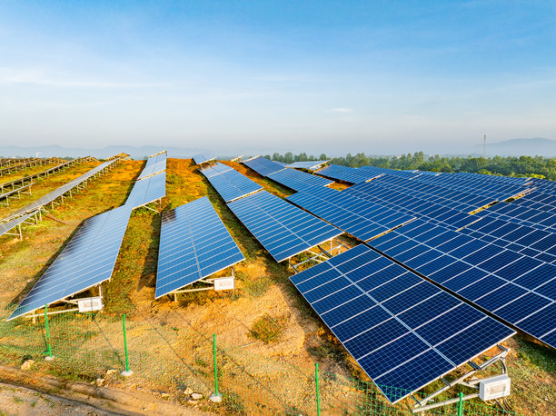 日出时分，山坡上的太阳能光伏航拍照片图片下载