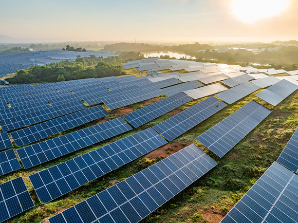 日出时分，山坡上的太阳能光伏航拍照片图片下载