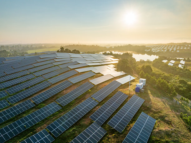 日出时分，山坡上的太阳能光伏航拍照片图片下载