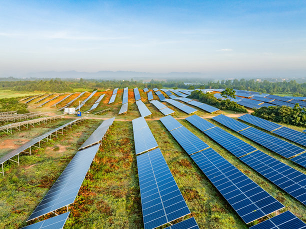 日出时分，山坡上的太阳能光伏航拍照片图片下载