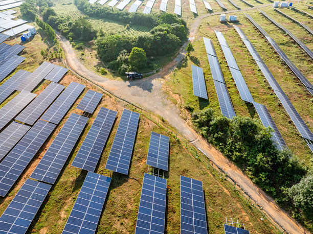日出时分，山坡上的太阳能光伏航拍照片图片下载