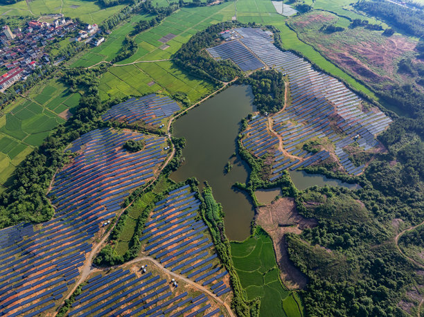 日出时分，山坡上的太阳能光伏航拍照片图片下载