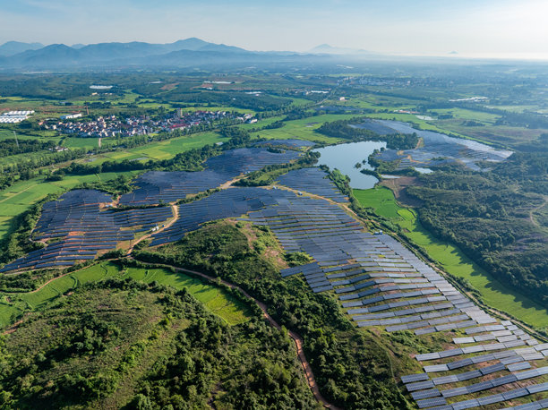日出时分，山坡上的太阳能光伏航拍照片图片下载