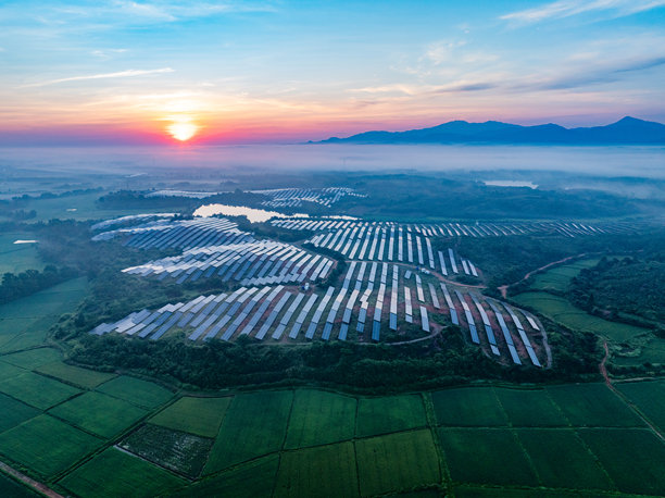 日出时分，山坡上的太阳能光伏航拍照片图片下载