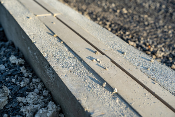 新建跑道混凝土槽排水系统的施工照片。图片下载