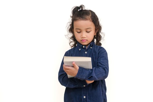 一个聪明的小女孩正在看一本书的封面标题和图片图片下载