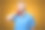 穿着蓝色T恤的老年帅气男士肖像照片，背景为黄色。图片下载