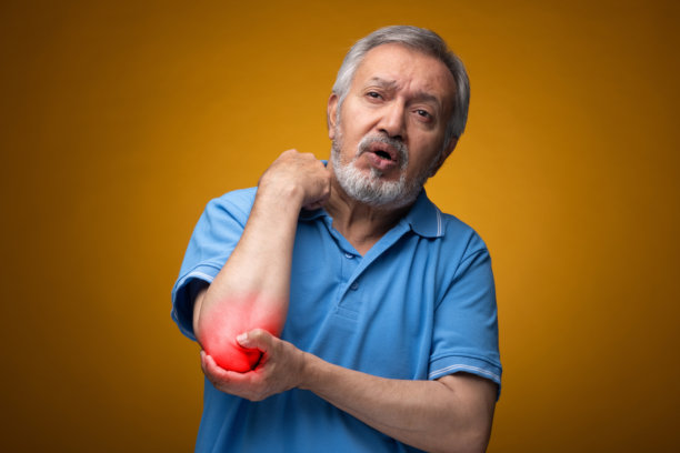 穿着蓝色T恤的老年帅气男性肖像照片，背景为黄色。图片下载