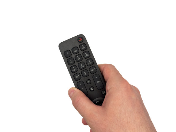 白人男性的手在白色背景上按压电视遥控器的按钮，男子用遥控器切换电视频道，适用于横幅和电视广告。留白，平铺，俯视图。图片下载