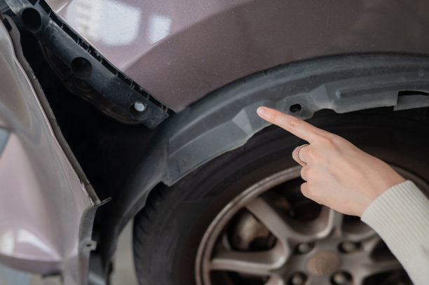 近距离拍摄的手指向前方，停车场事故的破损照片图片下载