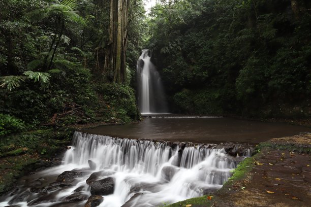 山中瀑布和河流的照片图片下载