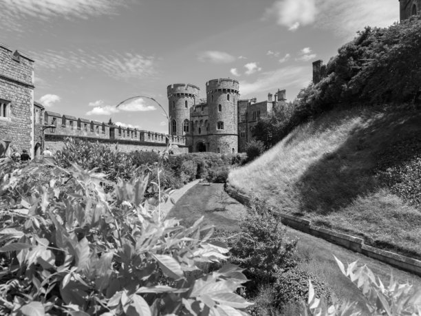 老温莎城堡。英格兰的哥特式建筑，黑白照片中带有花园。图片下载