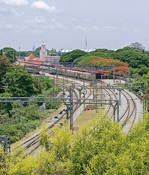 印度卡纳塔克邦著名的遗产迈索尔火车站及其铁轨的高角度照片。图片下载