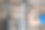 健身。图片展示了一位年轻男子在使用引体向上机锻炼手臂。运动与健康生活方式。图片下载