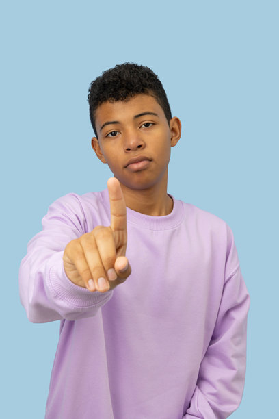 年轻的深肤色拉丁裔男子用食指做出“不”的手势的竖版图片图片下载