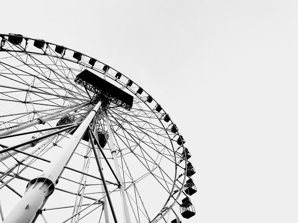 黑白照片展示了美丽的户外摩天轮图案形状纹理视角图片下载
