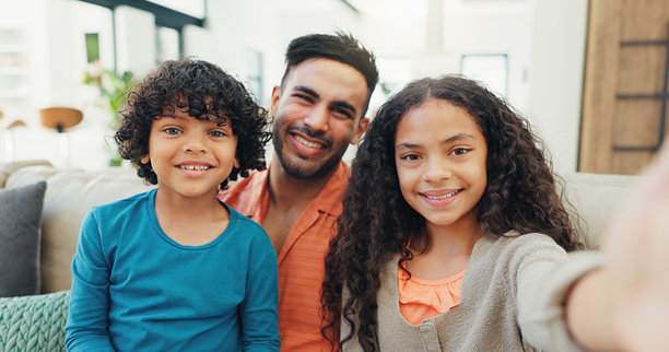 自拍，爸爸与孩子们微笑，肖像和亲子时光在休息室，爱的记忆照片。摄影，女儿和儿子与父亲在客厅，关爱或快乐的父亲角色在家中。图片下载