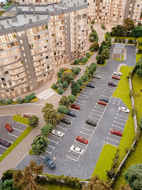 住宅楼附近的停车场停满了汽车，竖版照片。图片下载