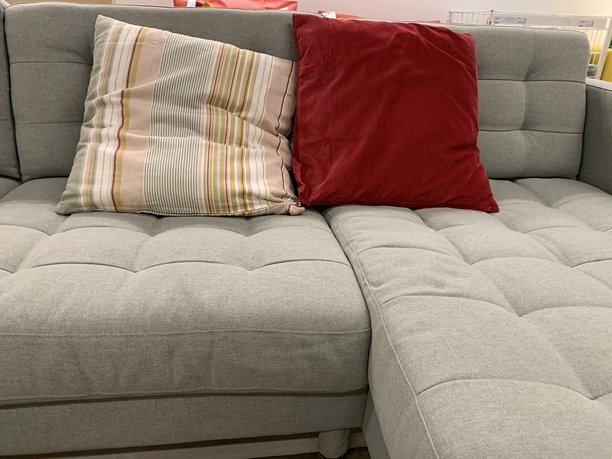 现代灰色沙发配红色和条纹靠垫 - 舒适的室内座椅照片图片下载