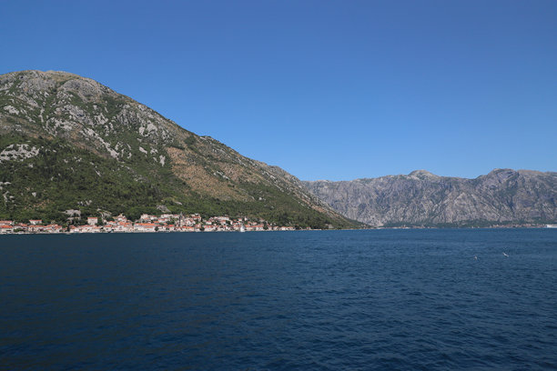 美丽的科托尔湾山脉和城市全景。横向照片图片下载