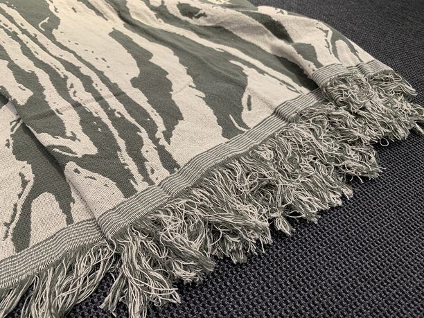 灰白色图案的流苏投掷毯特写纺织照片图片下载
