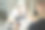 客户正在查找指甲设计的参考照片，以便向美甲师展示。图片下载