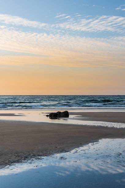康沃尔纽奎海滩美丽而生动的夏季日落旅行风景图片图片下载