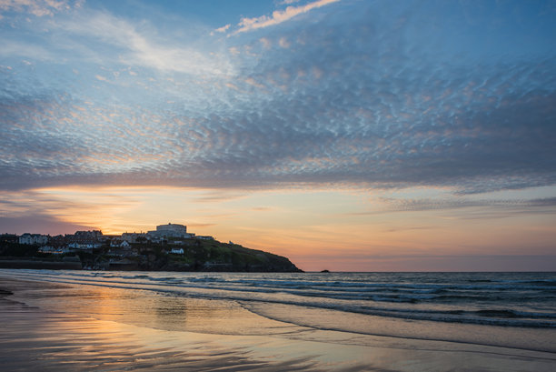 康沃尔纽奎海滩美丽而生动的夏季日落旅行风景图片图片下载