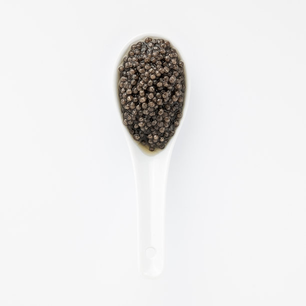 海鲜美食照片，黑鱼子酱，干净背景，优雅简约的构图，俯视的烹饪摆盘，优质美食细节。富含Omega 3维生素。健康食品。图片下载