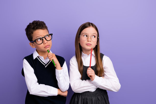 专注的朋友们在明亮的背景下独自面对空白空间进行学校测试的照片图片下载