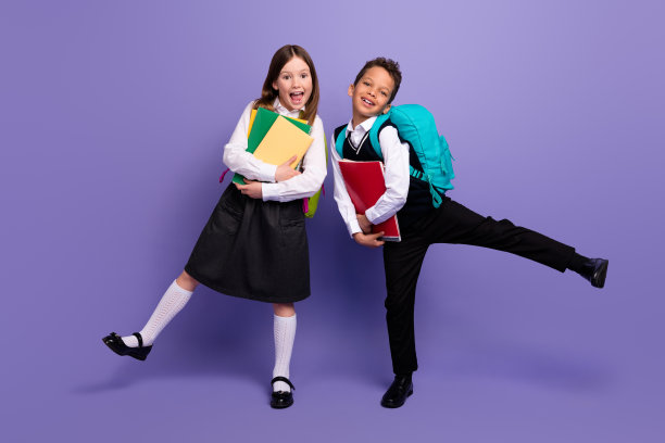积极的学生们背着书包，手里拿着教科书，背景为鲜艳的颜色，适合学校季节折扣的照片图片下载