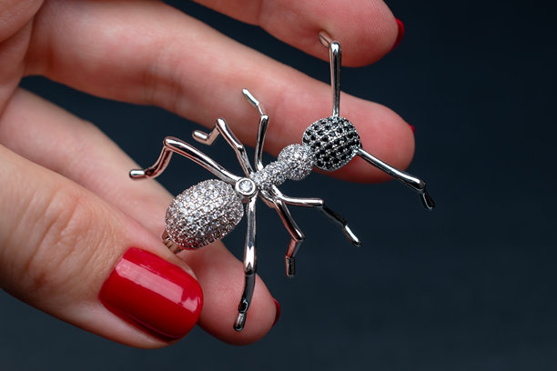 女人手上的老式金胸针，强调女性复古珠宝，网上珠宝店的宣传照片图片下载