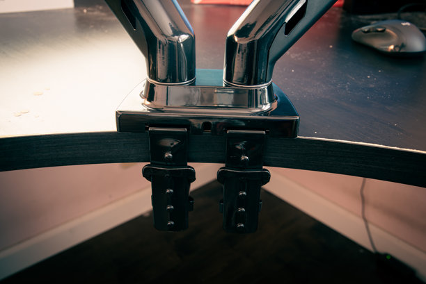 调色照片双C夹安装底座的双显示器站在弯曲的桌子上，家庭办公用品在达拉斯，德克萨斯州，美国，可调弹簧显示器旋转电脑屏幕图片下载