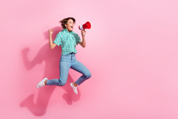 疯狂女士的全身侧面照片，跳起来，举起拳头，对着粉红色背景上的空白空间交流图片下载