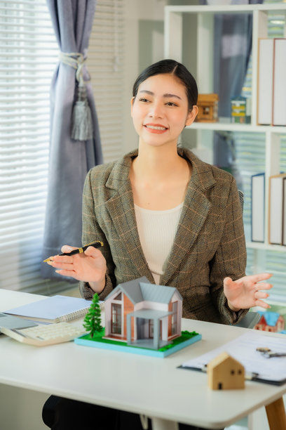 亚洲女性房地产经纪人正在解释商业合同、租赁协议、贷款和银行事务，以便购买新房，竖版照片图片下载