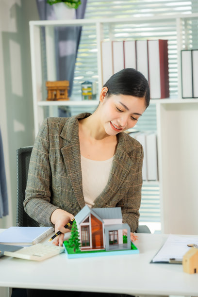 亚洲女性房地产经纪人正在解释商业合同、租赁协议、贷款和银行事务，以便购买新房，竖版照片图片下载