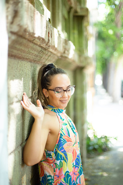 美丽的女人在做白日梦的库存照片图片下载