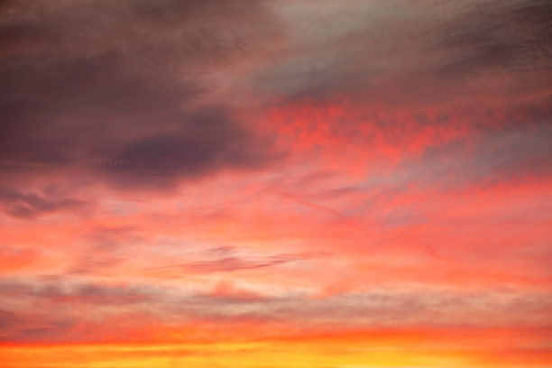 美丽的日落景观，奢华柔和的渐变橙金色云彩和阳光映照在蓝色戏剧性的天空上，完美适合作为背景，早晨、傍晚、黄昏，气候变化，横向日落照片图片下载