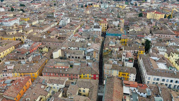 帕尔马密集的历史城市结构的鸟瞰图，红砖屋顶和狭窄街道，老城区的传统意大利建筑，城市纹理和文化认同概念，适用于电影和编辑照片使用图片下载