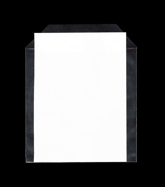 透明塑料CD套装内含白色纸插页的照片。经典的光盘包装，用于标记、存储或分发。非常适合产品可视化、复古媒体设计和图形构图。图片下载