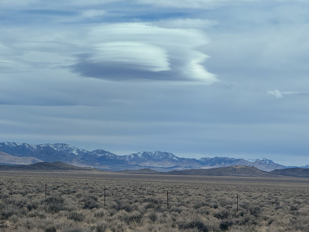 内华达沙漠大盆地公路上的透镜云与山地风景图片下载