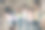 学生们微笑着拥抱彼此，挥手友好问候的照片肖像图片下载