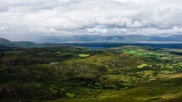这是从空中拍摄的爱尔兰Coomloughra Horseshoe美丽的绿色山谷和山脉的照片。图片下载