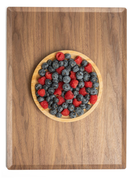 高分辨率的混合水果照片，包括樱桃、覆盆子和蓝莓，摆放在盘子上，采用了分离焦点技术拍摄。图片下载