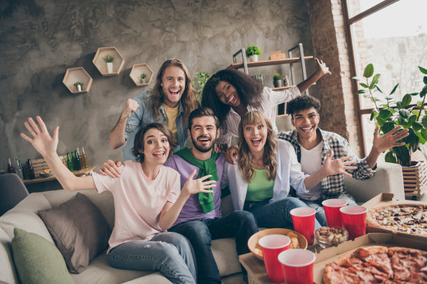 学生们在宿舍里开玩笑、欢笑的照片肖像图片下载