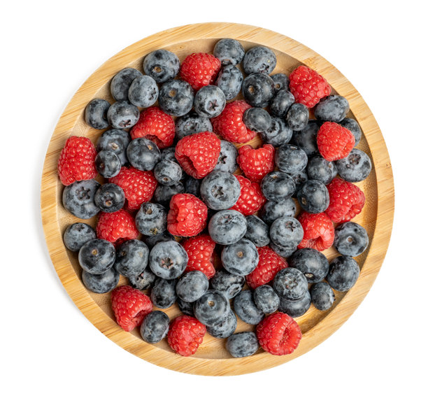 高分辨率的混合水果照片，包括樱桃、覆盆子和蓝莓，摆放在盘子上，采用了分离焦点技术拍摄。图片下载