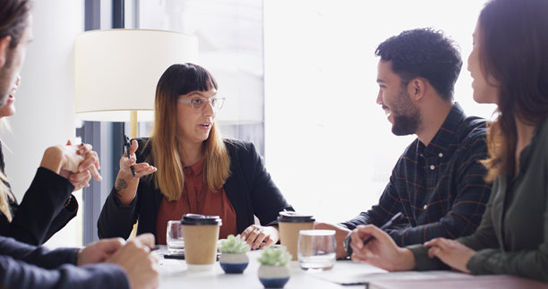 商务人士在会议室讨论新闻发布、战略或创意。创意机构、公关人员或团队合作进行品牌管理、公共关系或提案会议。图片下载