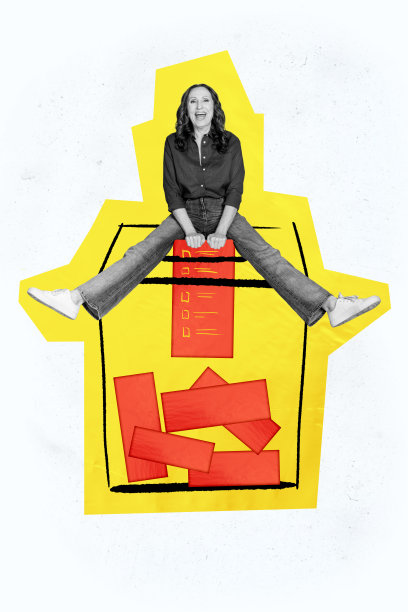 快乐的老年女性坐在投票箱旁，周围是选民登记的纸张堆，背景为涂鸦风格的画面，形成垂直的照片拼贴。图片下载