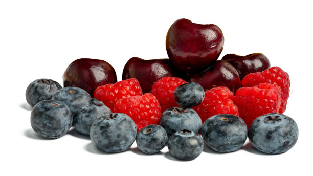 高分辨率的水果照片，展示了樱桃、覆盆子和蓝莓，采用了分焦技术拍摄。图片下载