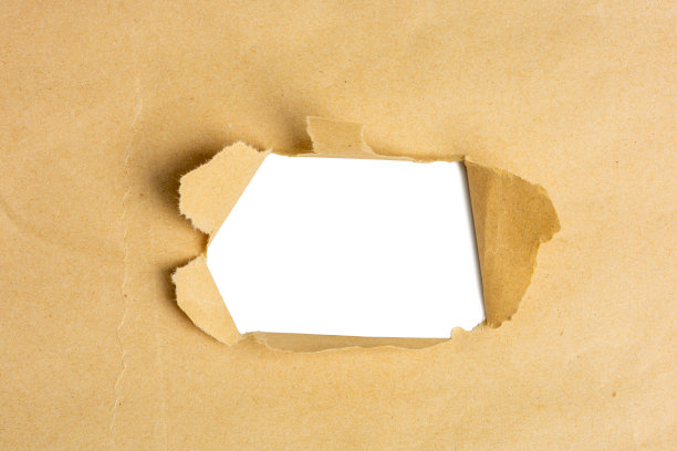 撕开的棕色粗糙纸张的照片。图片下载